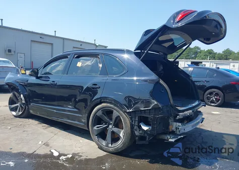 2021 Bentley Bentayga V8 z USA, uszkodzony, nr VIN SJAAM2ZV2MC033879